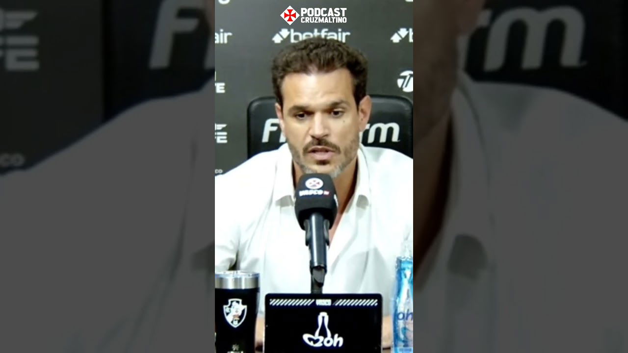 Podcast Cruz Maltino durante entrevista, homem fala ao microfone.