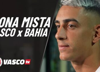Jogador do Vasco com cabelo loiro curto.
