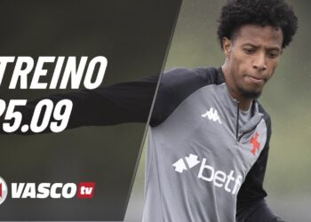 Treino Vasco treinando em campo ao ar livre.
