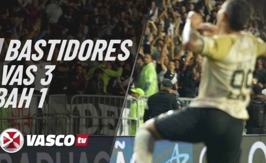 Goleiro comemorando torcida ao fundo.