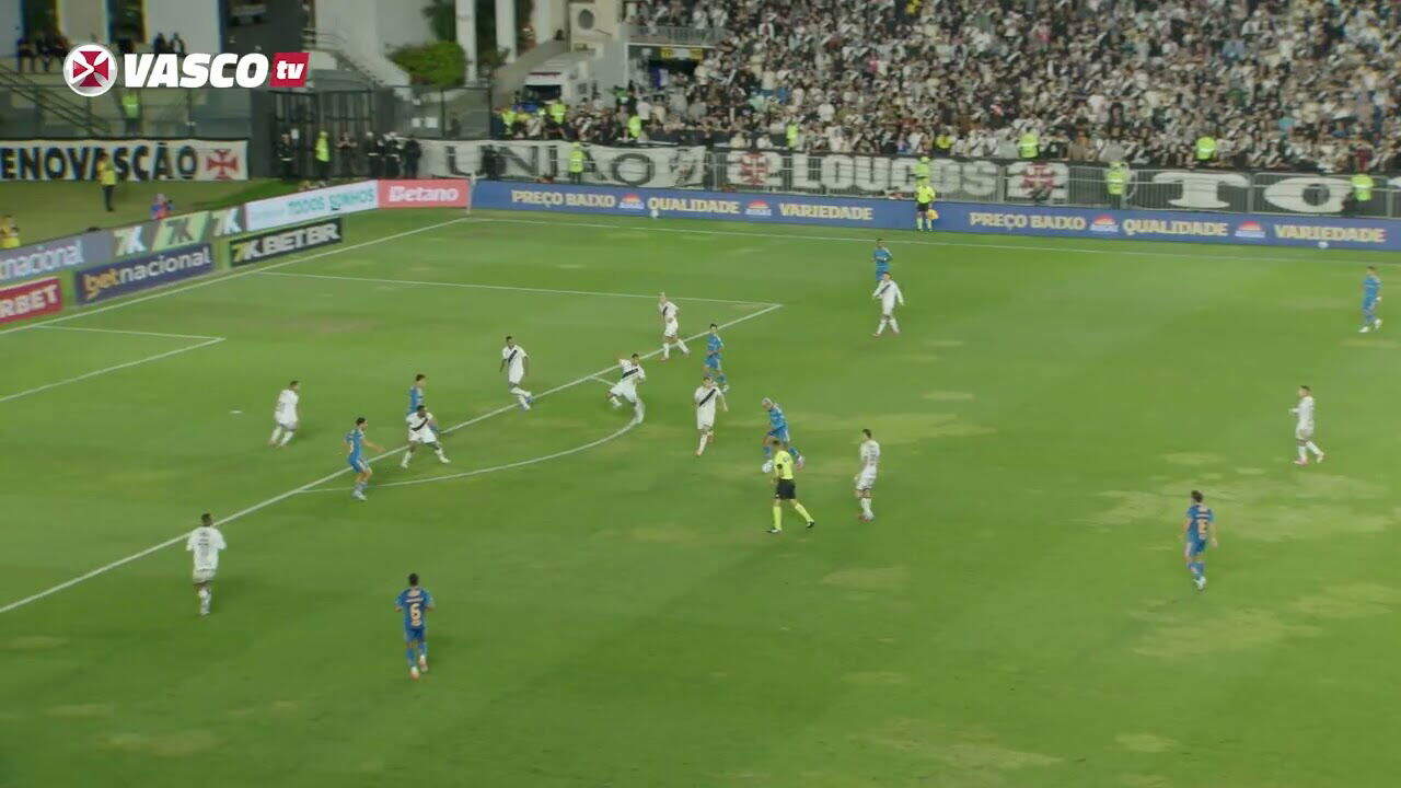 Jogadores de futebol em ação durante partida.