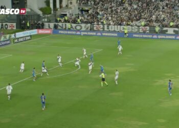 Jogadores em campo durante partida de futebol Vasco.