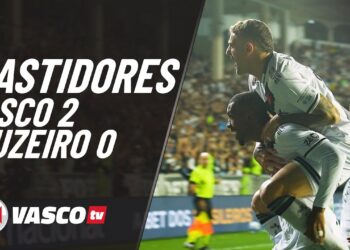Jogadores de Vasco comemorando gol em campo.