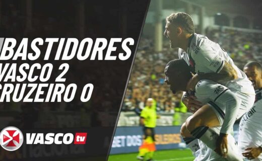 Jogadores de Vasco comemorando gol em campo.