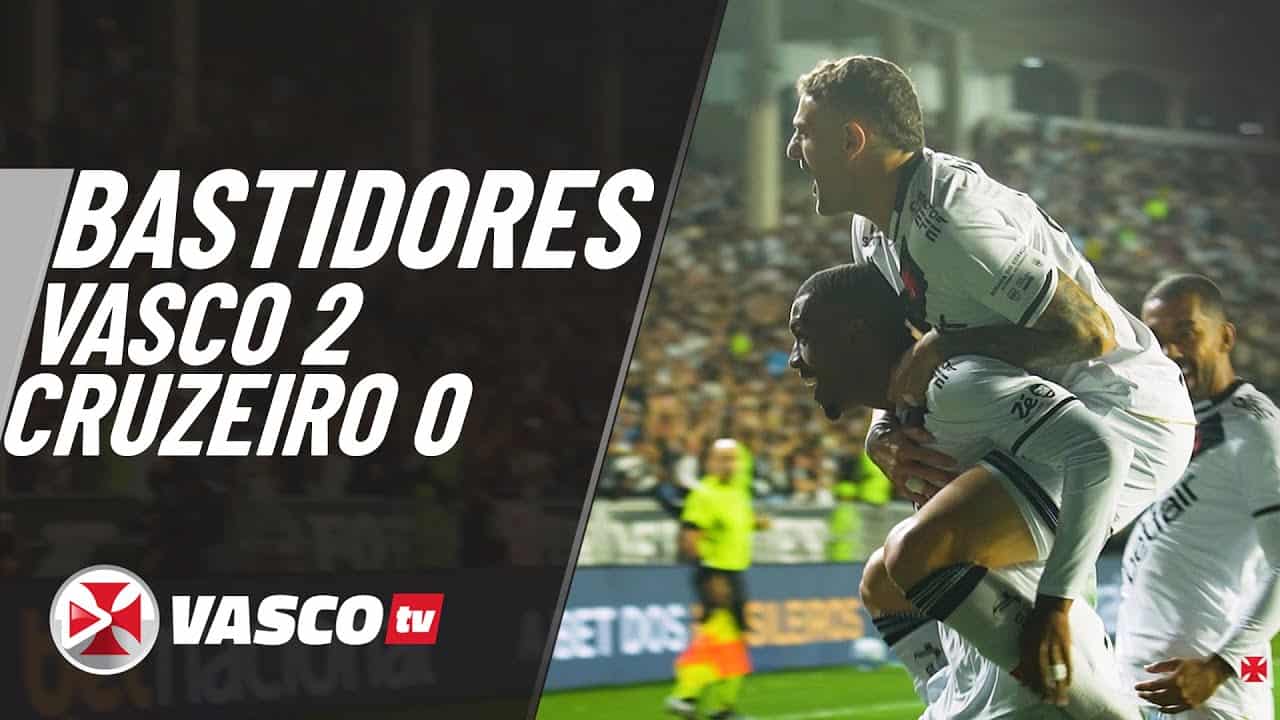 Jogadores de Vasco comemorando gol em campo.