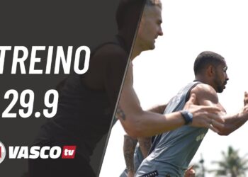 Treinamento de futebol masculino em ação.