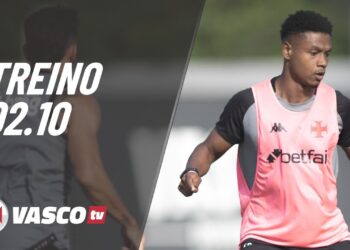 Treinamento do Vasco jovem, camisa rosa, atletas treinando em campo.