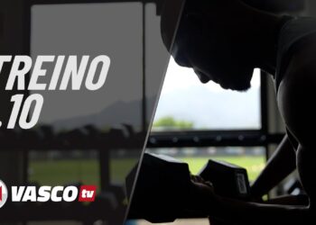 Treinamento de musculação com halteres.