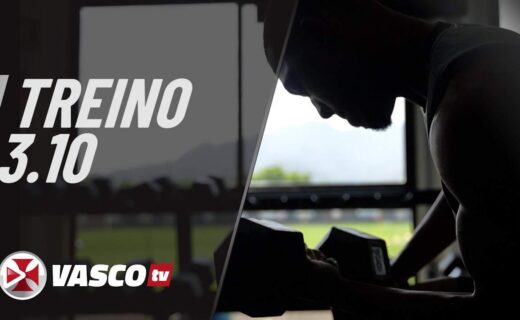 Treinamento de musculação com halteres.