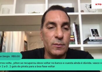 Jogador do Vasco em vídeo falando com fundo de estante.