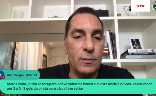 Jogador do Vasco em vídeo falando com fundo de estante.