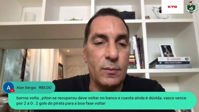 Jogador do Vasco em vídeo falando com fundo de estante.