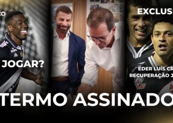 Jogador vascaíno sorrindo durante treino.