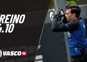 Goleiro treinando com bola.