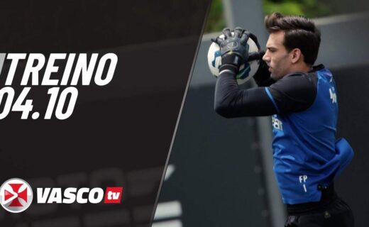 Goleiro treinando com bola.