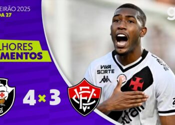 Goleiro comemorando vitória do Vasco em jogo válido pela Série B de 2025.