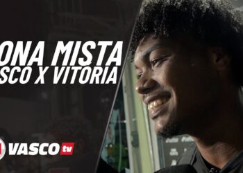 Jogador sorrindo nos bastidores.