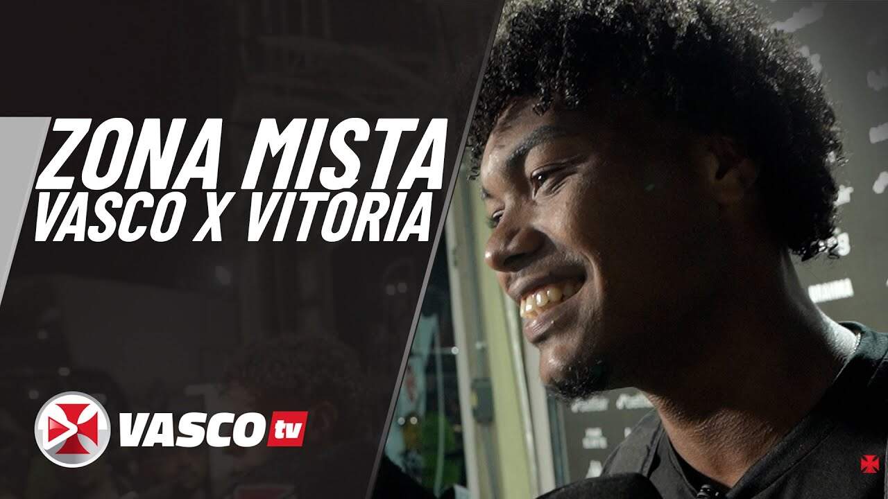 Jogador sorrindo nos bastidores.