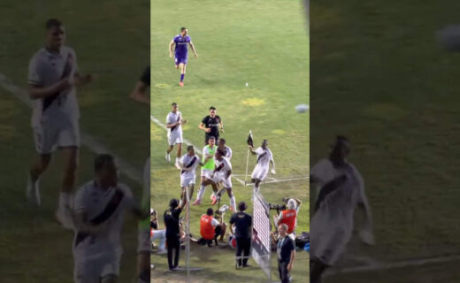 Jogador comemorando gol no estádio.