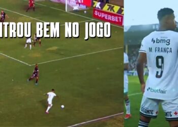 Goleiro defendendo pênalti na partida de futebol.