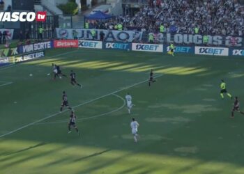 Futebol do Vasco em jogo ao ar livre.