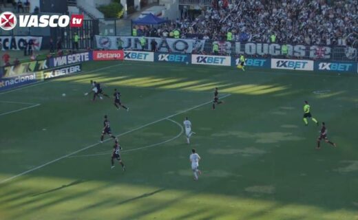 Futebol do Vasco em jogo ao ar livre.