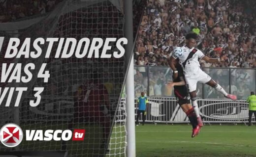 Goleiro defendendo bola no gol do Vasco.