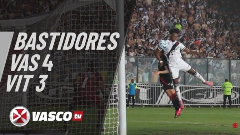 Goleiro defendendo bola no gol do Vasco.