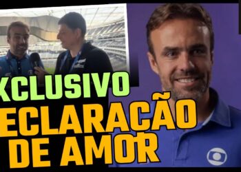 Vasco Messenger falando com torcedores no estádio.