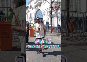 Homem com microfone na rua em protesto vascaíno.