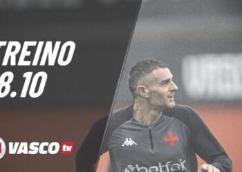 Treino Vasco, jogador em campo, treino físico, Vasco TV, preparação para partida.