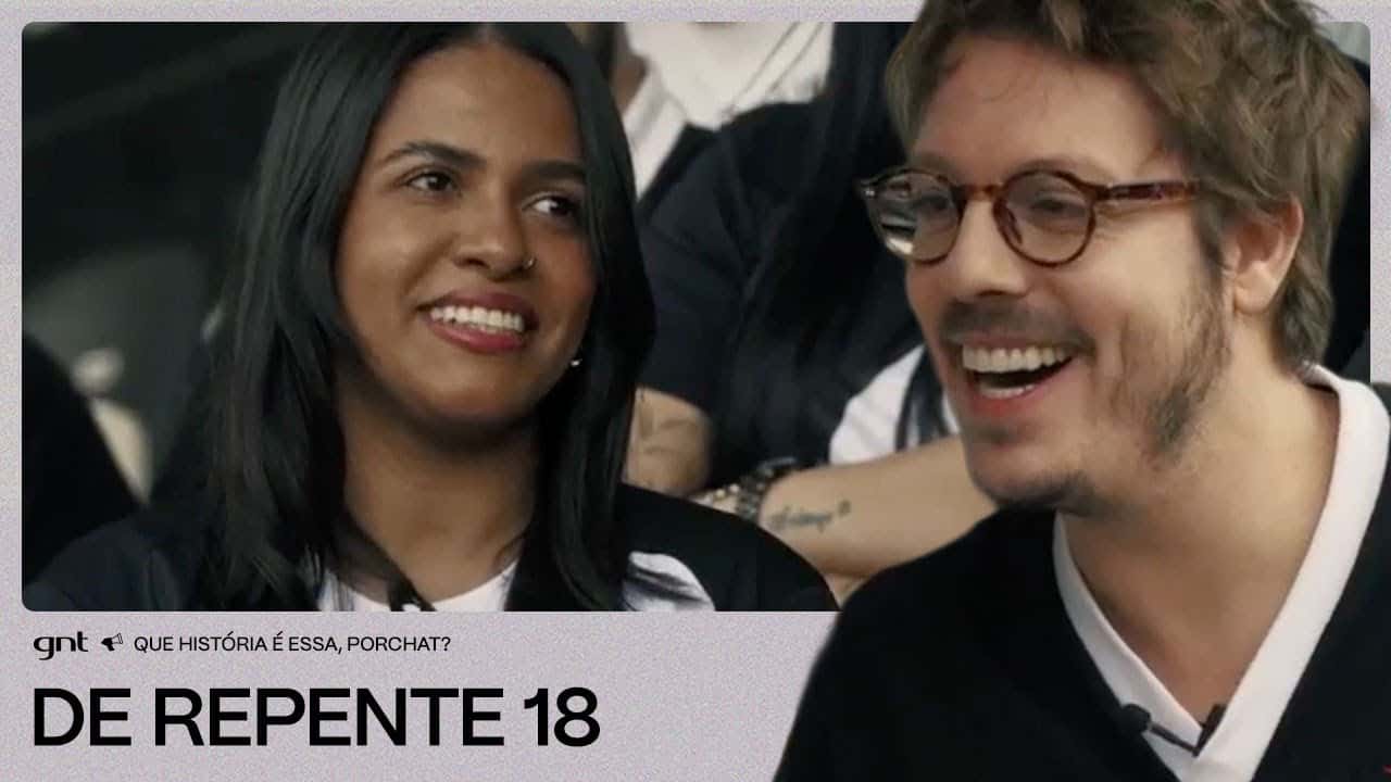 Vasco fan com camisa preta e homem sorrindo com óculos escuros.