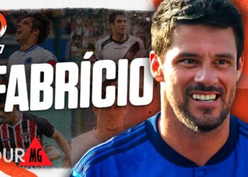 Fábio visto sorrindo com uniforme do Vasco.