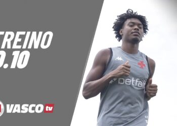 Atleta treinando em dia de verão, vestindo uniforme do Vasco.
