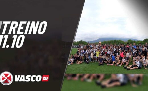 Grupo de pessoas em evento ao ar livre no campo de futebol.
