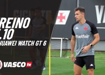 Treinador do Vasco em treino, camisa cinza e preto.