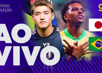 Jogador de futebol jovem com camisa preta e cabelo castanho.