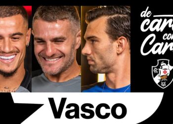 Homem sorridente com cabelo curto e barba bem feita.