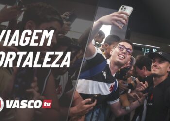 Viagem de torcedor do Vasco em aeroporto.