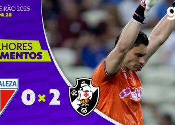 Goleiro comemorando vitória do Vasco no jogo.