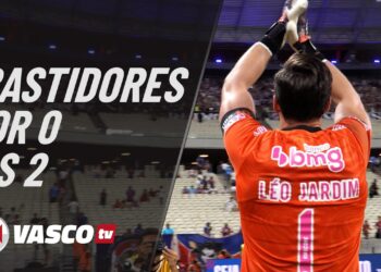 Goleiro levantando a mão após vitória do Vasco.