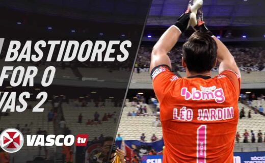 Goleiro levantando a mão após vitória do Vasco.