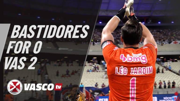 Goleiro levantando a mão após vitória do Vasco.