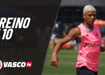 Treinamento de futebol, atleta treinando no campo.