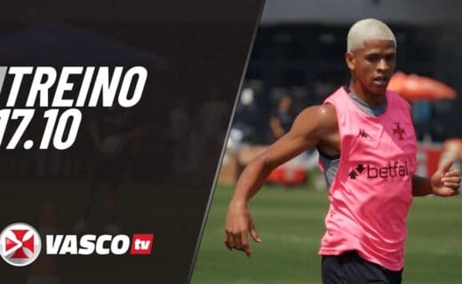 Treinamento de futebol, atleta treinando no campo.