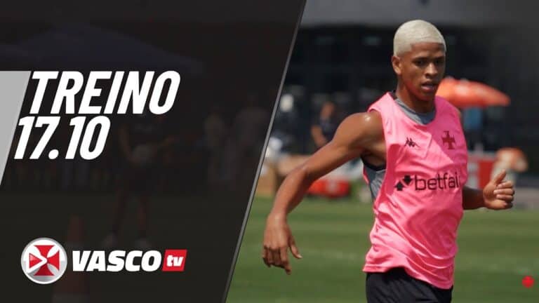 Treinamento de futebol, atleta treinando no campo.