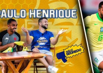 Paulo Henrique em camisa do Vasco jogando futebol.