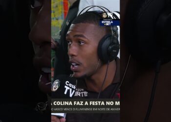 Jogador do Vasco com microfone e fone de ouvido.