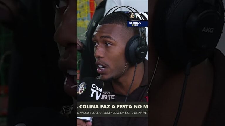 Jogador do Vasco com microfone e fone de ouvido.