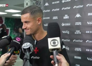 Jogador do Vasco em entrevista com vários microfones.